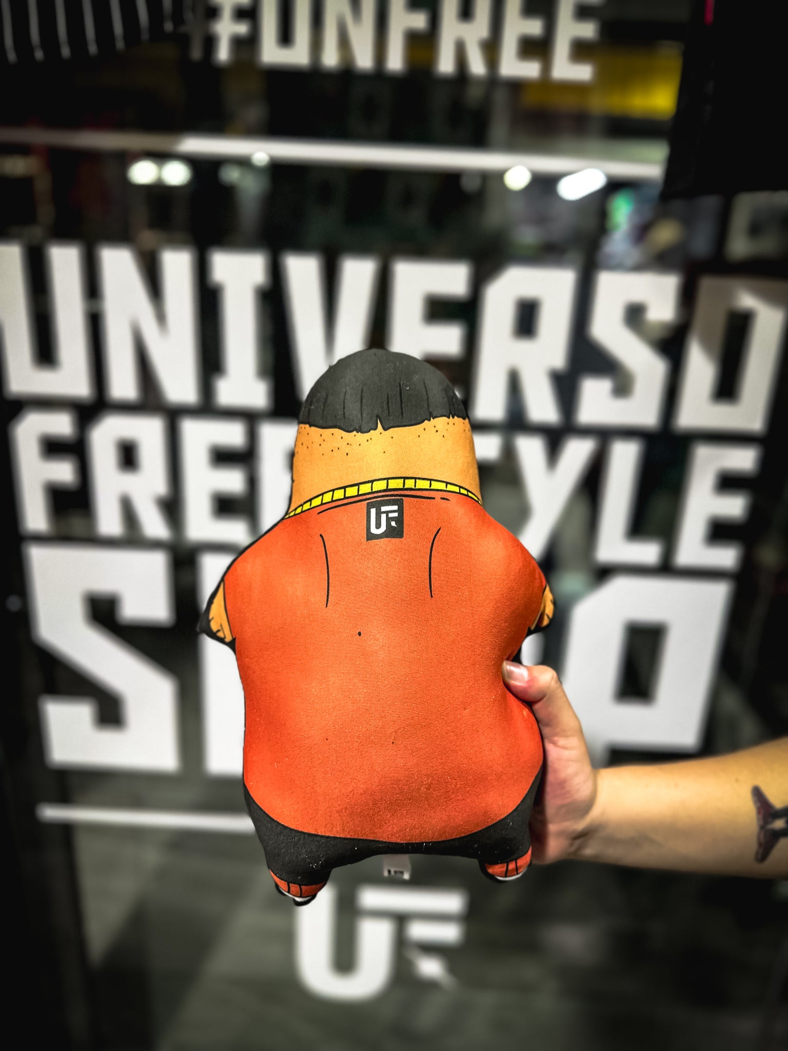 “Jony Peluchony ” diseñado x Biscarrita x Universo Freestyle Shop